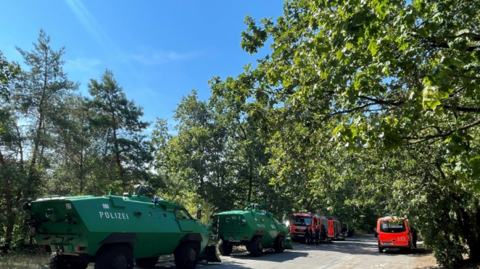 Vorbereitungen für Betreten von Sperrkreis nach Großbrand im Berliner Grunewald 