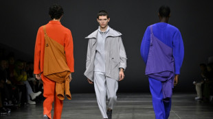 Silueta fluida y geométrica para el hombre en desfile parisino de Issey Miyake