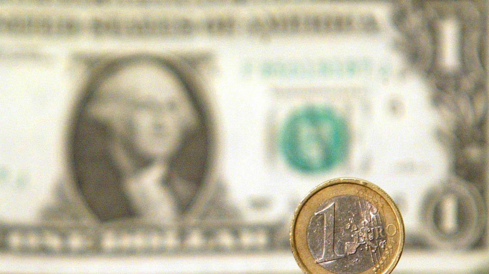 Euro in calo dopo Trump, scambiato a 1,0371 dollari