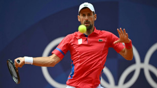 Djokovic beats heat to reach Olympics quarter-finals