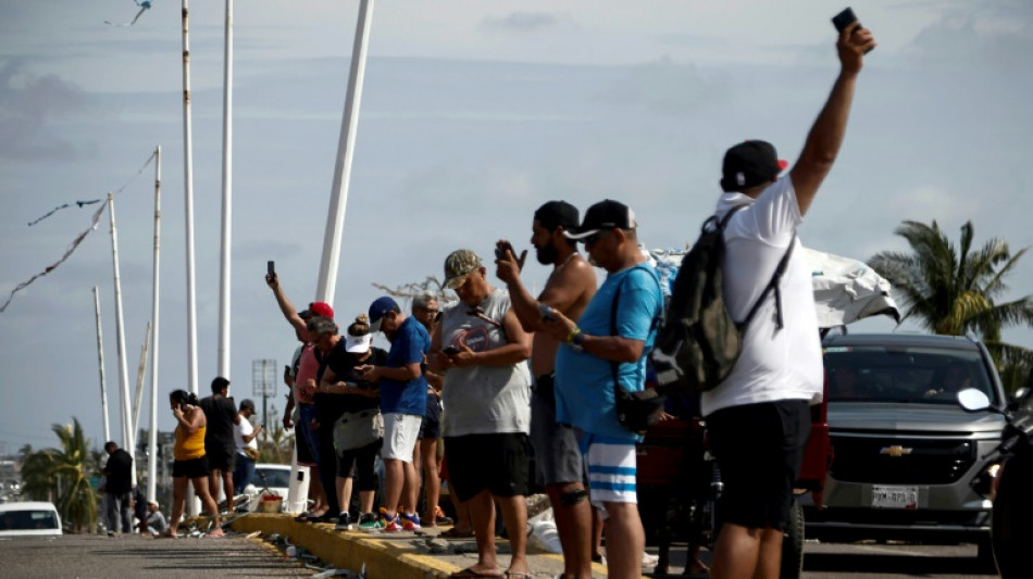 "Je suis désespérée": dans Acapulco isolé, la course au réseau