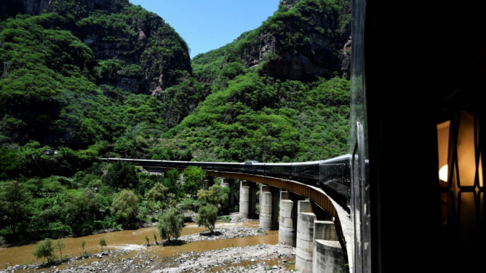 Mexique: par dessus les grands canyons, un train pour touristes intrépides