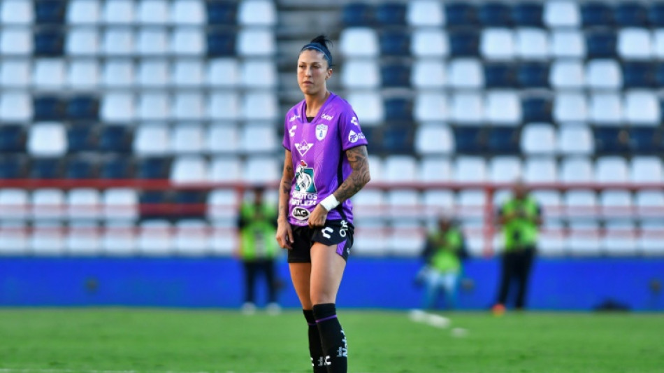 Jenni Hermoso recibe un homenaje en su regreso al fútbol mexicano