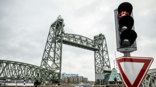 Yacht de Jeff Bezos: consternation sous le pont de Rotterdam