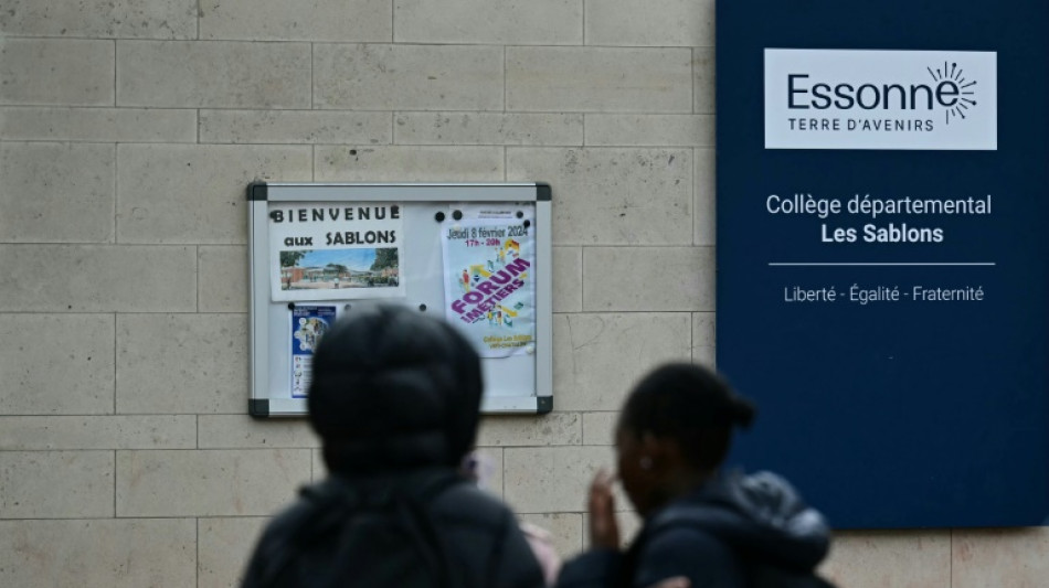 Mort d'un adolescent à Viry-Châtillon: un mineur en garde à vue, la France "endeuillée"