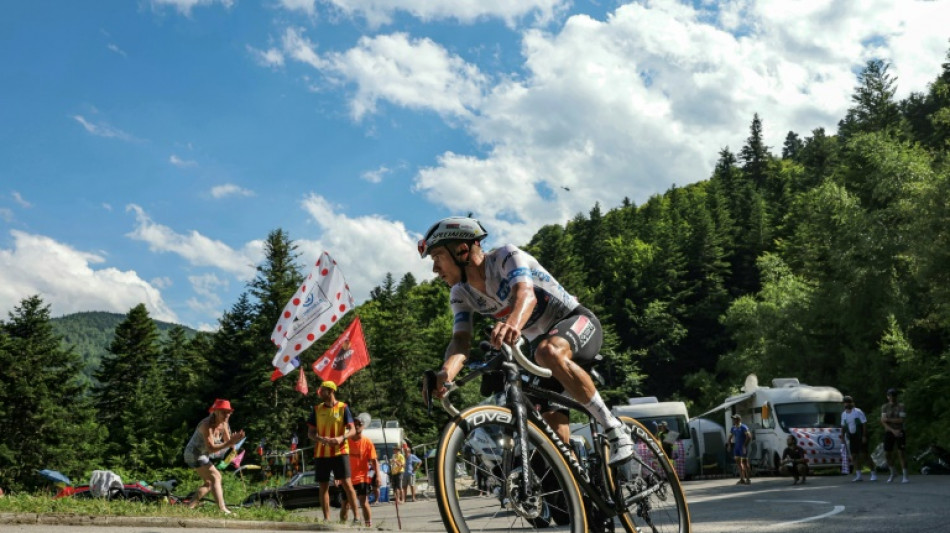 Evenepoel supera la prueba de la montaña y se afianza en el podio en su primer Tour