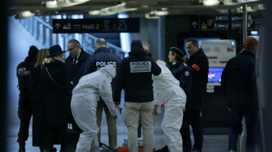 Paris: trois blessés à l'arme blanche, un homme souffrant de "troubles psychiatriques" en garde à vue