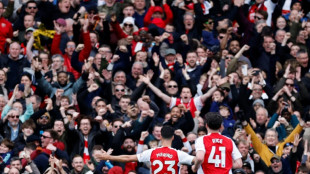 Arsenal edge out Chelsea, Man Utd beat Leicester