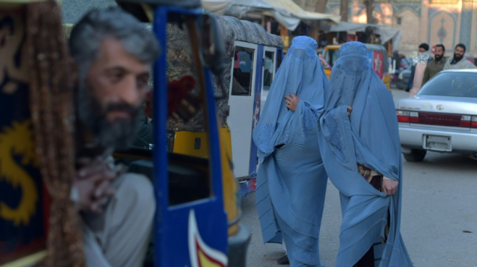 Frauen in Afghanistan müssen wieder Burka in der Öffentlichkeit tragen