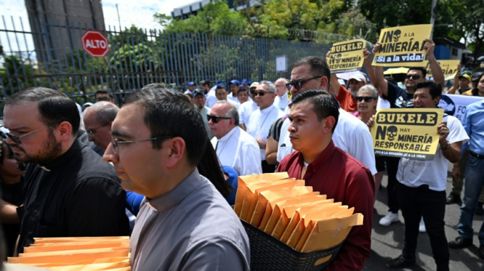 Iglesia presenta firmas para derogar ley que reactivó la minería en El Salvador