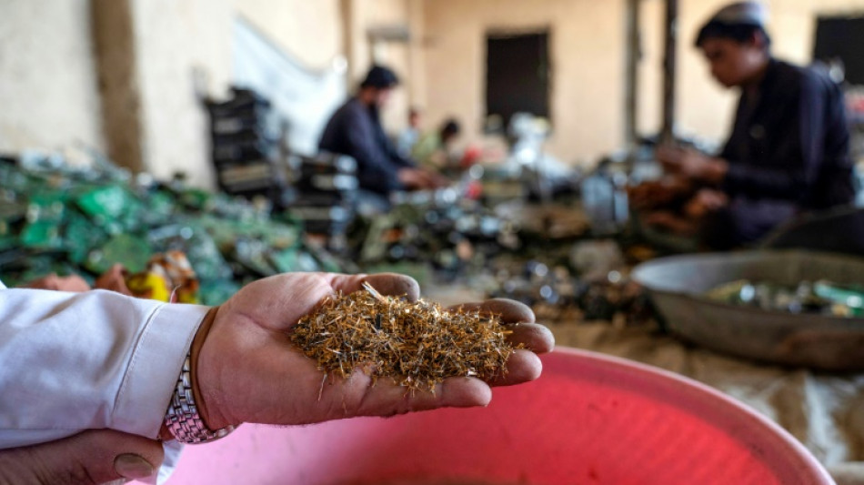 Reciclar el oro de los residuos electrónicos, una actividad a punto de desaparecer en Afganistán