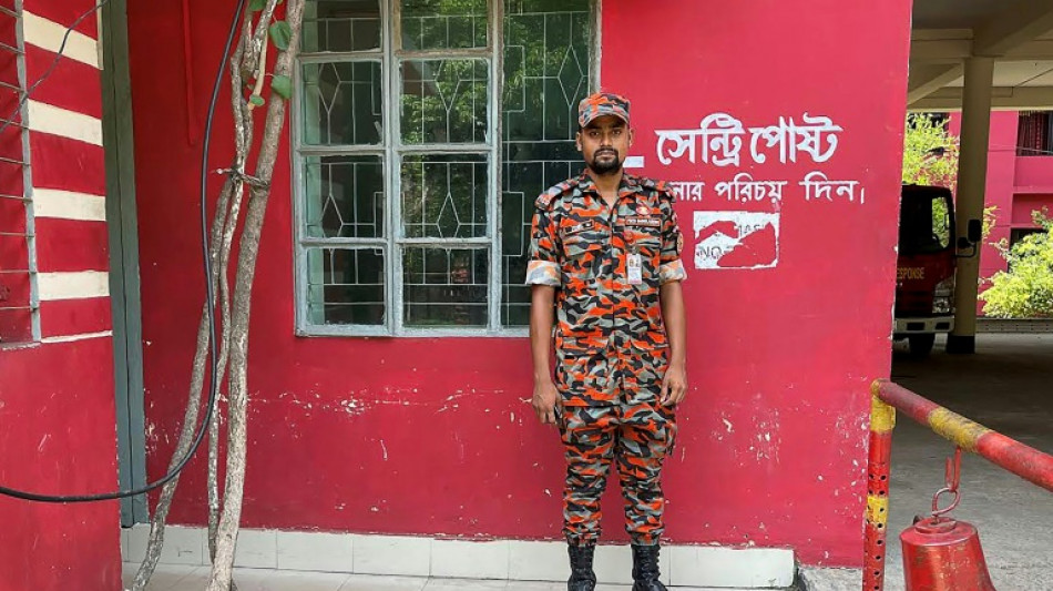 Explosion au Bangladesh: sa brigade décimée sous ses yeux, un pompier s'en sort indemne 