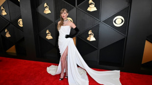 Metalizados, el "Barbiecore" y el blanco ponen la nota en los "looks" de los Grammy