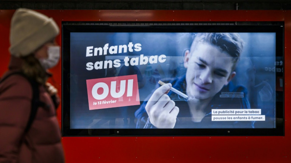 Los suizos votan sobre la prohibición de la publicidad del tabaco y los experimentos con animales