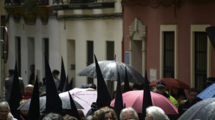 La lluvia frustra las procesiones de la Madrugá del Viernes Santo en Sevilla