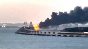 Explosión de un coche bomba paraliza estratégico puente de Crimea