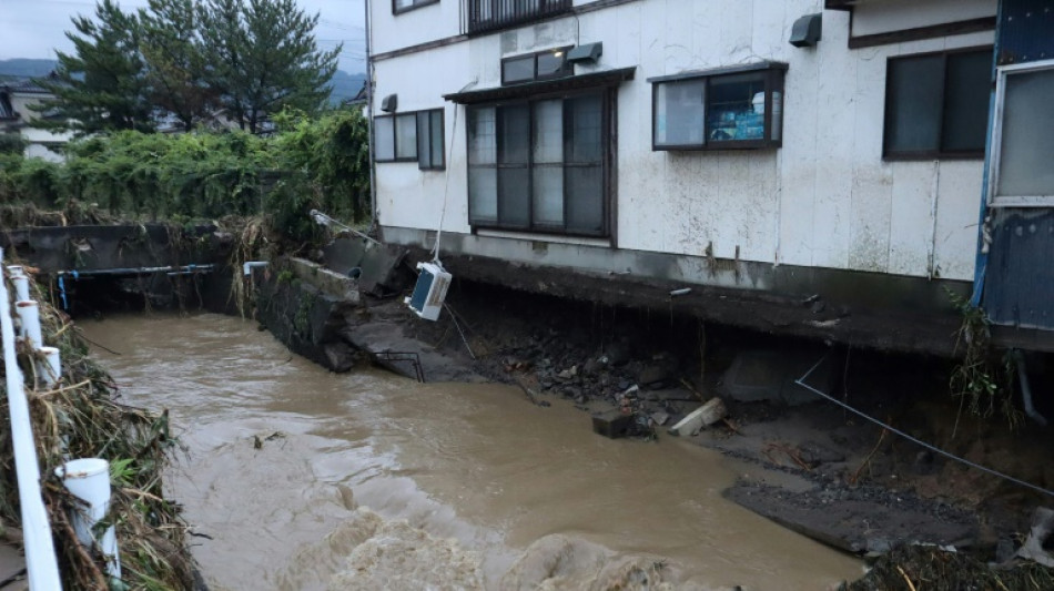 Dos muertos y miles de evacuados por lluvias récord en el norte de Japón