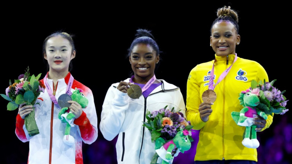 Simone Biles é campeã mundial na barra de equilíbrio; Rebeca Andrade é bronze