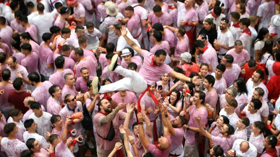 El "chupinazo" da inicio a las fiestas de San Fermín en Pamplona