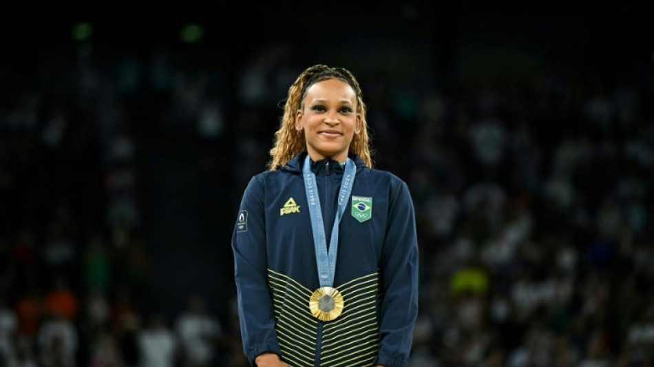 Rebeca Andrade é ouro no solo da ginástica em dia de prata e bronze para o Brasil no surfe