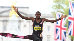 Kenya's Munyao gets better of Bekele to win London marathon