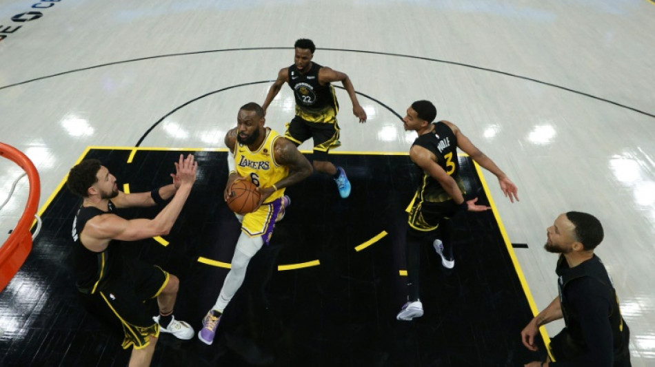 Los Lakers pegan primero frente a los Warriors y los Knicks igualan su serie ante los Heat