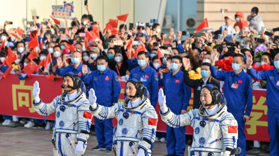 Misión china con primer astronauta civil llega a estación espacial Tiangong