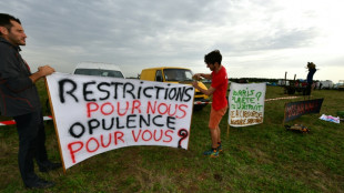 Deux-Sèvres: des milliers d'opposants pour "reboucher" une réserve d'eau, malgré l'interdiction