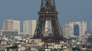 Anillos olímpicos "permanecerán en la Torre Eiffel" tras los Juegos, anuncia alcaldesa de París