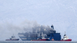 Rescatan en Grecia a uno de los desaparecidos del incendio de un ferri que sigue en llamas