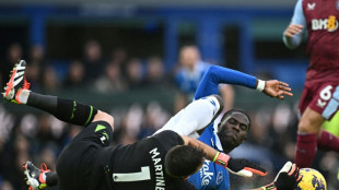 Aston Villa segura Everton (0-0) fora de casa; United e Tottenham também empatam