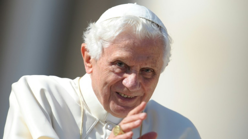 Le pape François rend un hommage ému à Benoît XVI, mort à 95 ans