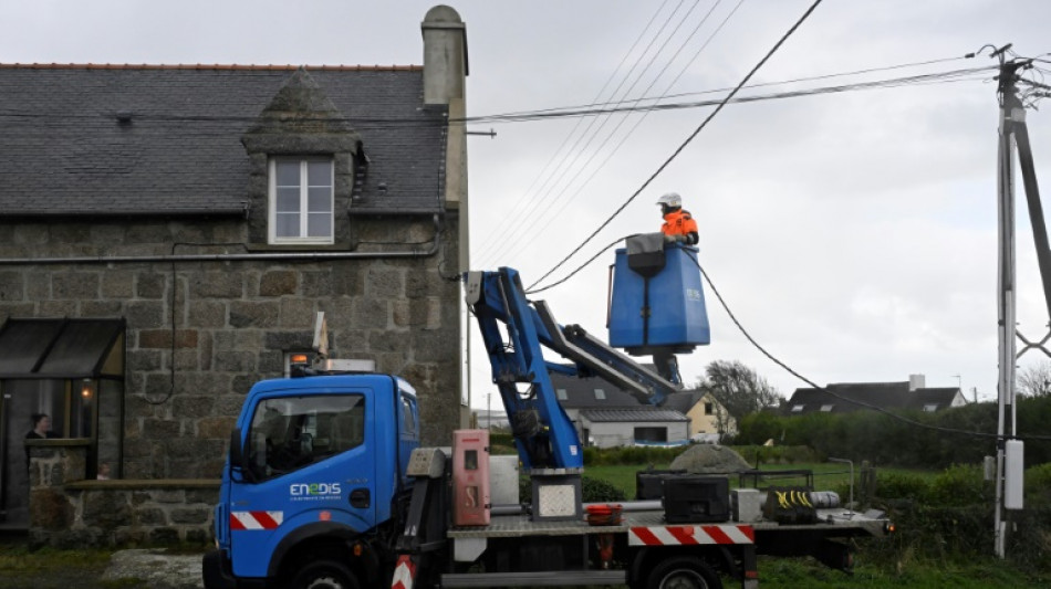 Tempêtes Ciaran et Domingos : 126.000 foyers restent privés d'électricité lundi matin