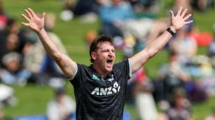 Reckless England set New Zealand 176 to win second ODI