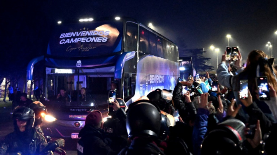 Aficionados reciben en Buenos Aires a Argentina, flamante bicampeón de América