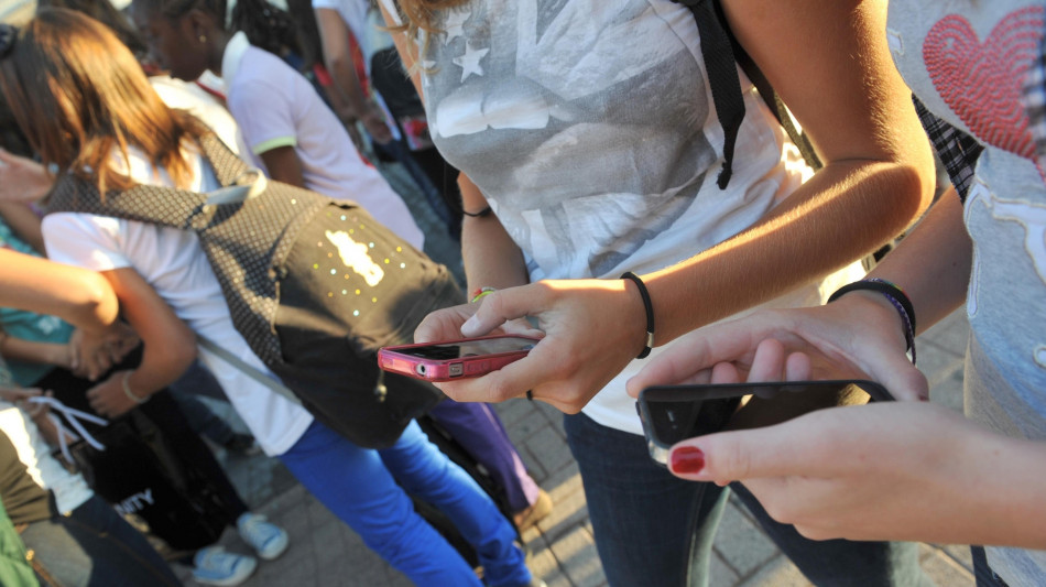 Ragazze con smartphone 6 ore al dì, 1 su 5 social-dipendente