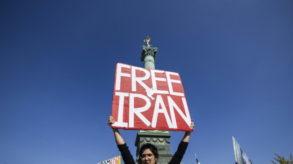 Zweiter Protest-Jahrestag: Hunderte demonstrieren in Paris für Frauenrechte im Iran