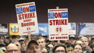 Huelguistas de Boeing someten a voto nuevo convenio colectivo