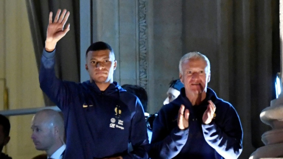 Miles de aficionados aclaman a los Bleus, subcampeones del mundo, en la plaza de la Concordia de París