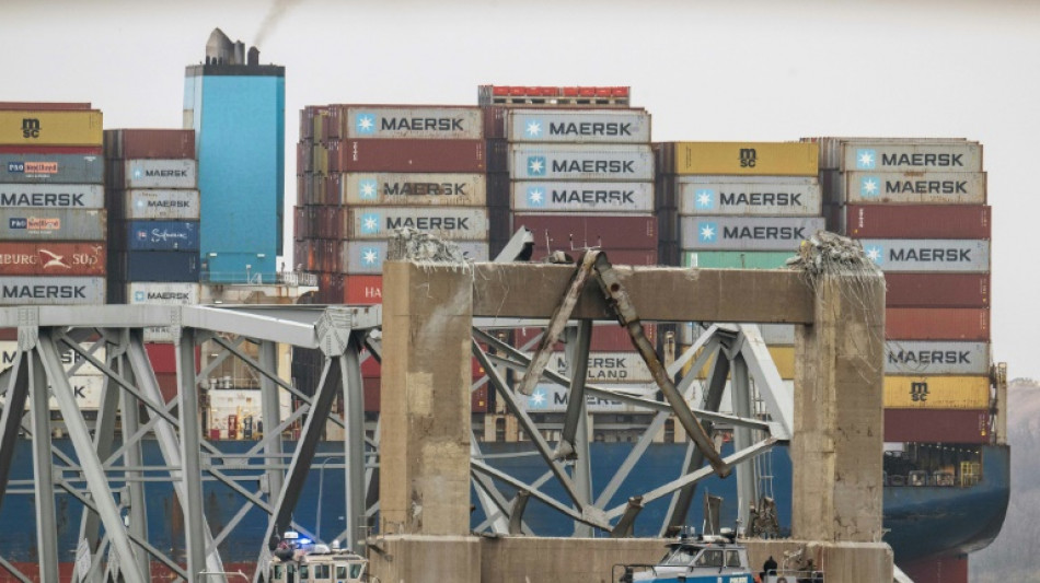 Une première grue déployée à Baltimore pour dégager les débris du pont effondré