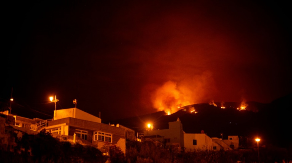 Canaries: la chaleur et le vent compliquent la lutte contre le gigantesque incendie