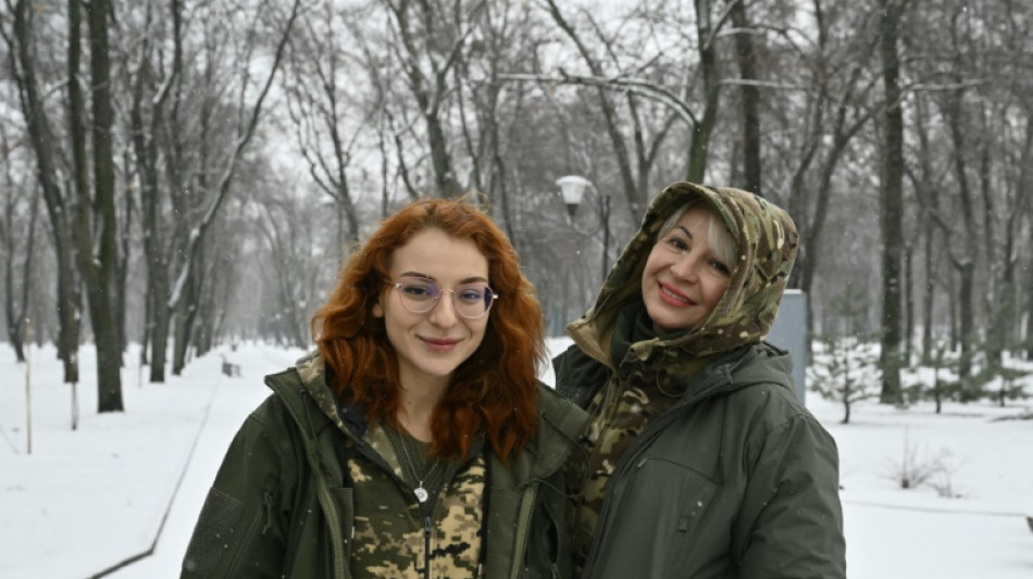 En Ukraine, mères et filles servent "ensemble" sur le front