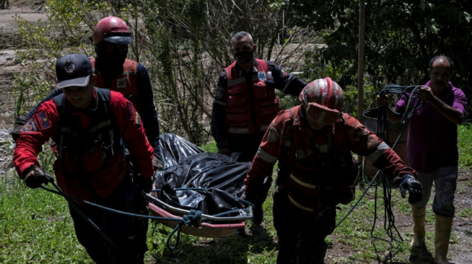 Glissement de terrain au Venezuela: les secouristes à la recherche des corps