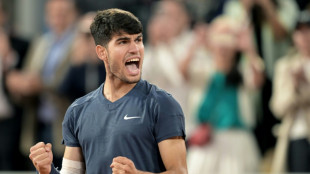 Alcaraz cede set, mas vai à 3ª rodada de Roland Garros