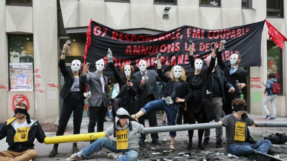 Des militants climat bloquent l'entrée du FMI à Paris