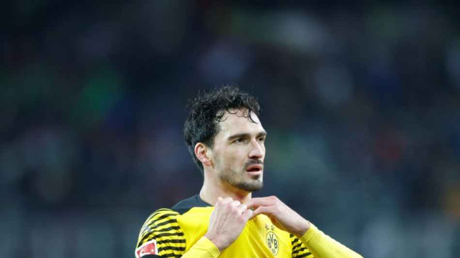 Hummels returns as Dortmund look to trim Bayern's lead