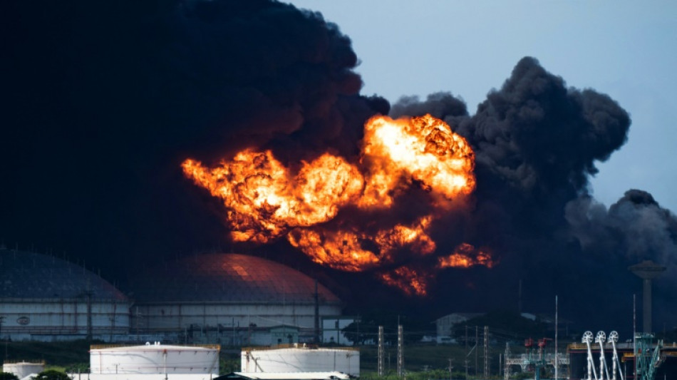 Colapsa un tercer tanque petrolero en grave incendio en Cuba 