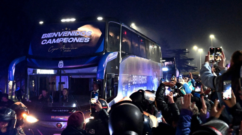 Argentiniens Copa-Sieger von Hunderten Fans empfangen