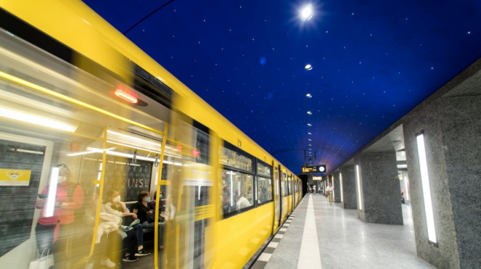 Rollstuhlfahrer von U-Bahn in Berlin mitgerissen und tödlich verletzt