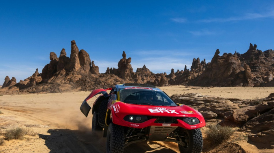 A tres días del final del Dakar, Loeb aprieta y Sainz aguanta el liderato